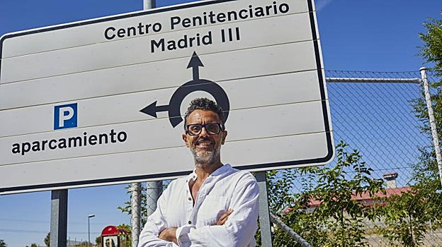 El delegado sindical del CSIF, Sergio García, en la entrada de la prisión de Valdemoro