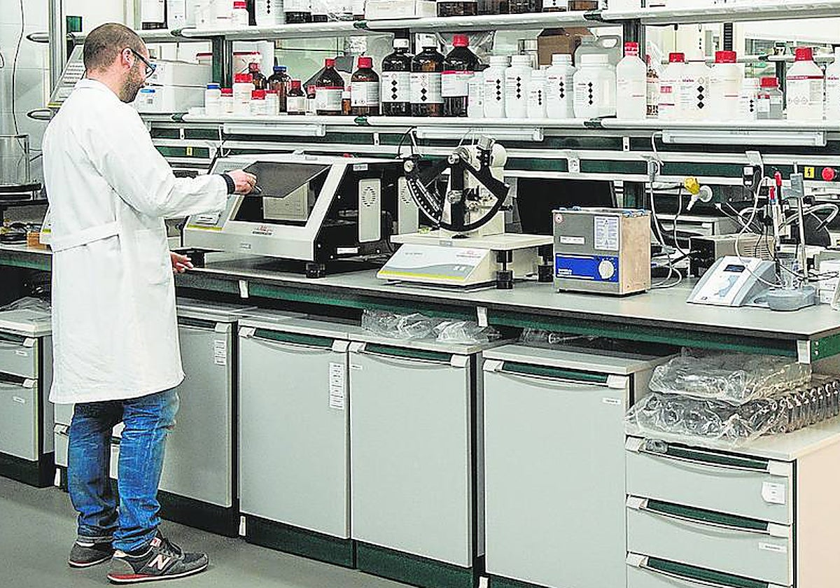 Un operario realiza trabajos en Andaltec, laboratorio de la Red de Laboratorios de Seguridad Alimentaria