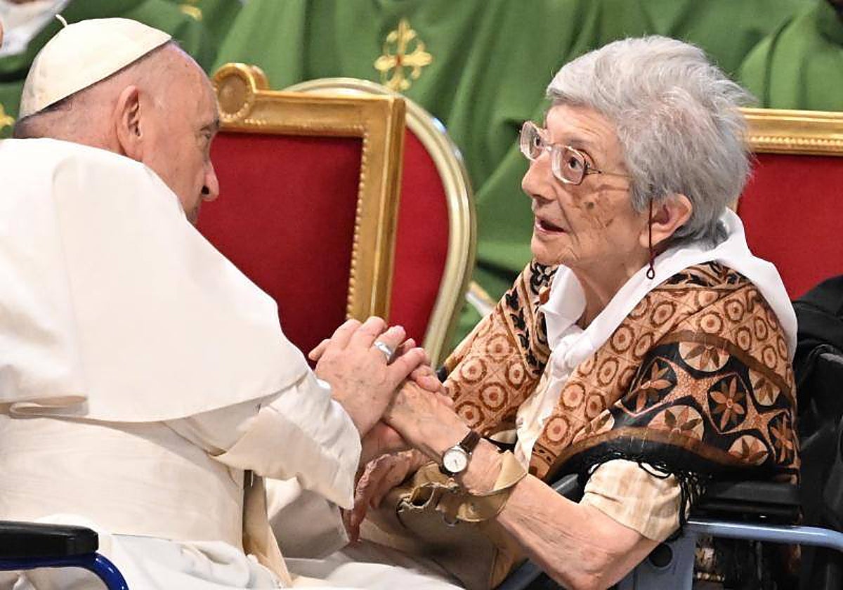 El Papa Francisco consuela a una anciana durante la misa especial a los abuelos y nietos