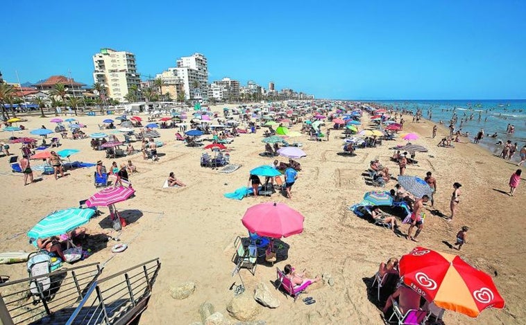 Bañistas en una playa de Valencia