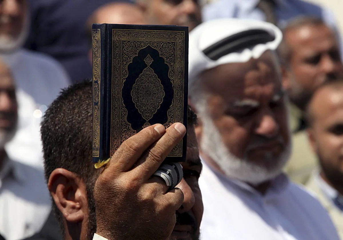 Un hombre sujeta un ejemplar del Corán