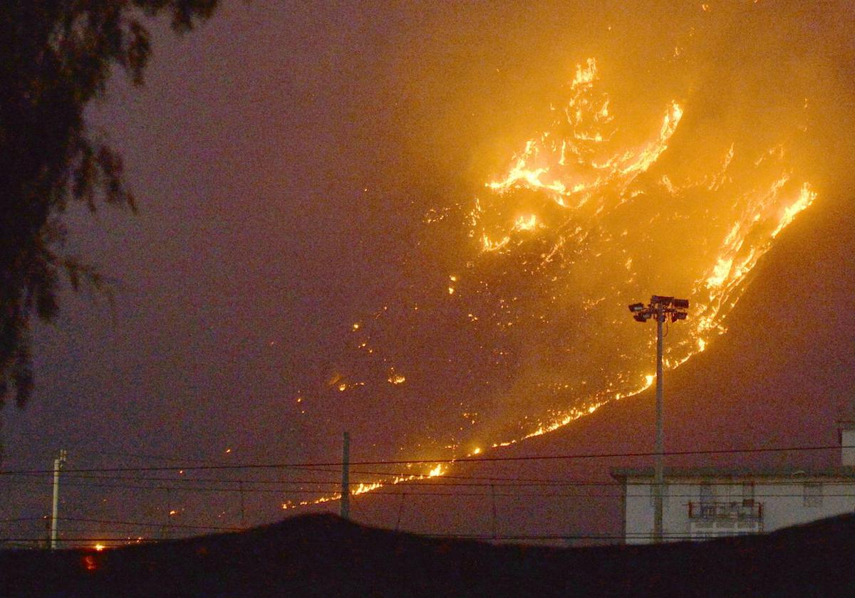 Incendio forestal en las colinas que rodean el área de Monte Grifone y la ciudad de Ciaculli, cerca de Palermo, Italia