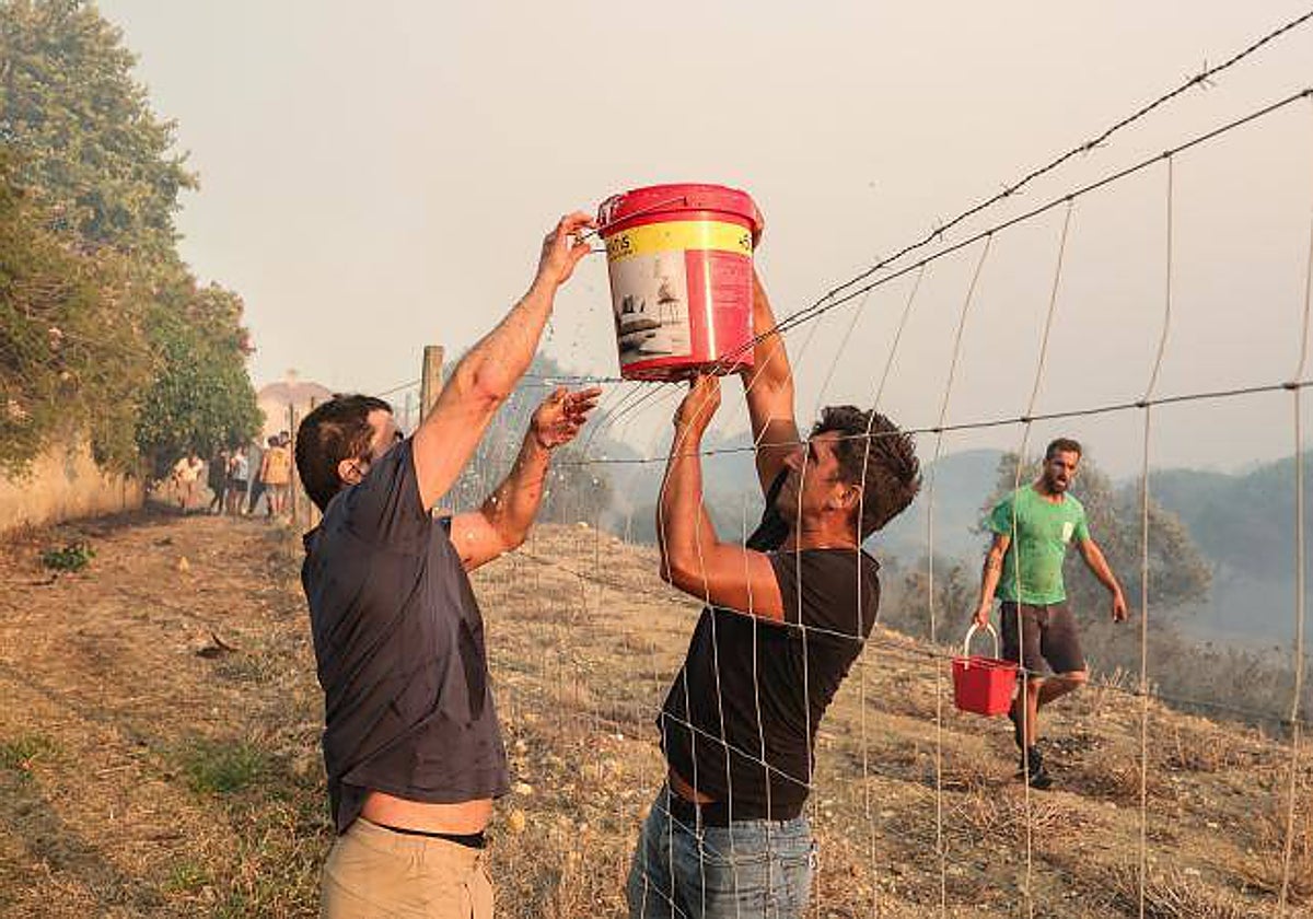 La población local lucha contra las llamas en Alto do Alvide, Cascais, Portugal