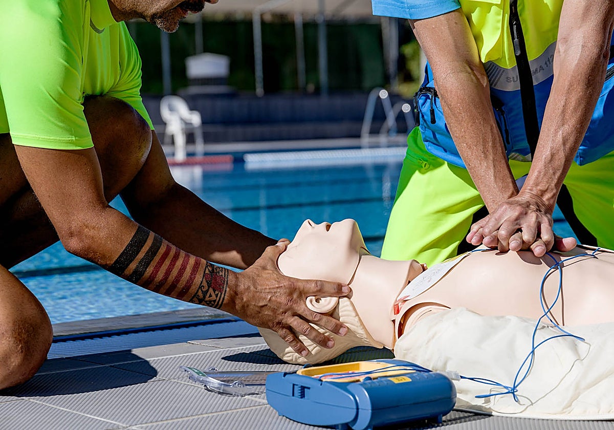 Miembros del SUMMA 112 realizan un simulacro de rescate y reanimación cardiopulmonar (RCP) en caso de ahogamiento