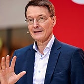 Andrea Giambruno, compañero de Meloni, contesta a un ministro alemán que se lamentaba del clima italiano: «Quédate en tu casa»