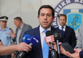 Dimite el ministro de Protección Ciudadana de Grecia tras ser visto en un yate mientras el país arde
