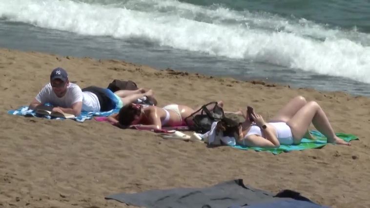 Socorristas en huelga en la playa de la Barceloneta