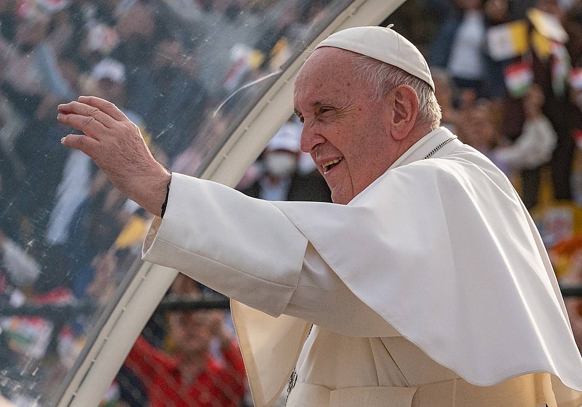 El Papa Francisco saluda a los asistentes de una misa