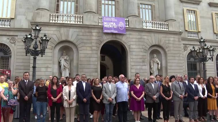 Aragonès y Collboni encabezan un minuto de silencio por el asesinato de una mujer en Barcelona