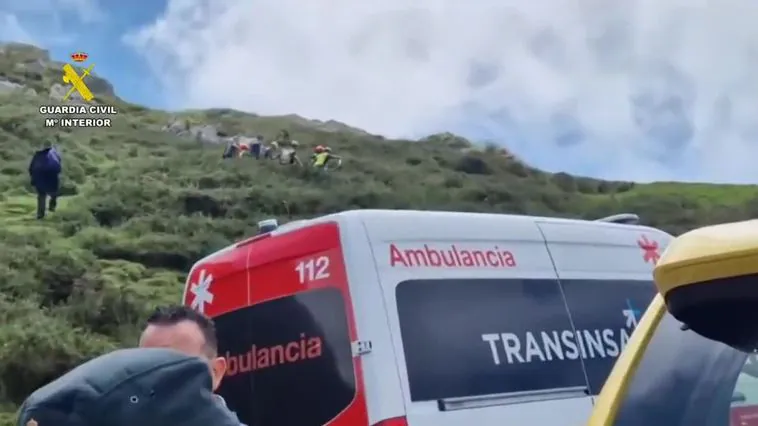 Siete heridos graves en el accidente de autobús en la subida a los Lagos de Covadonga