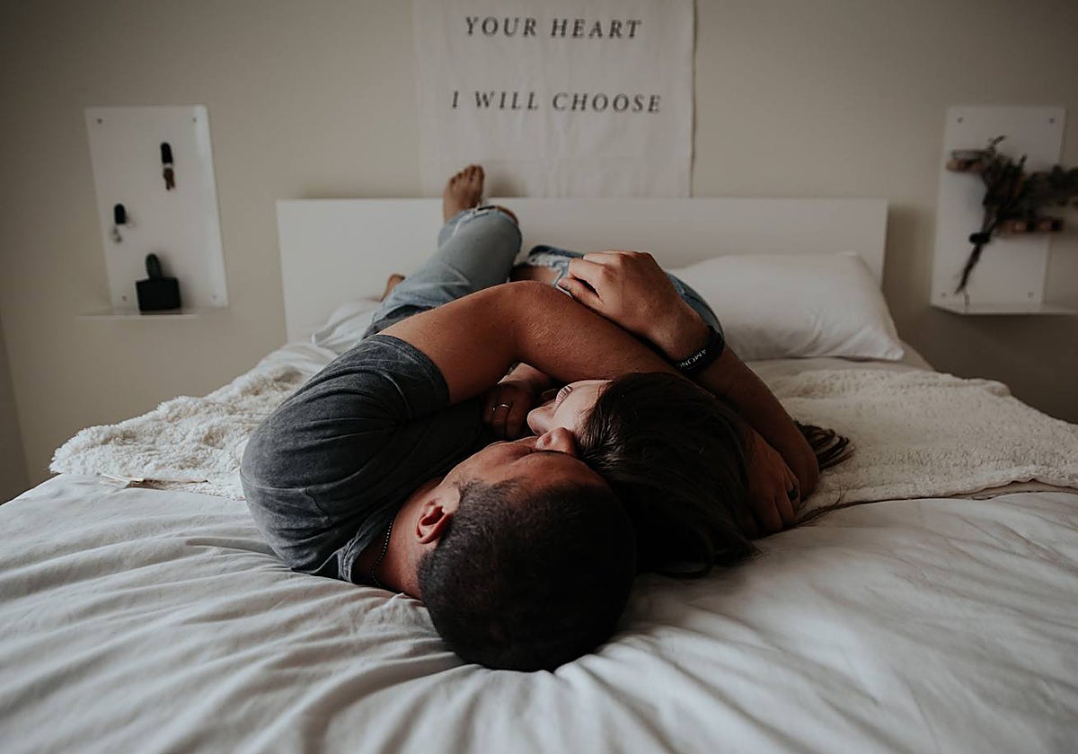 Una pareja en la cama