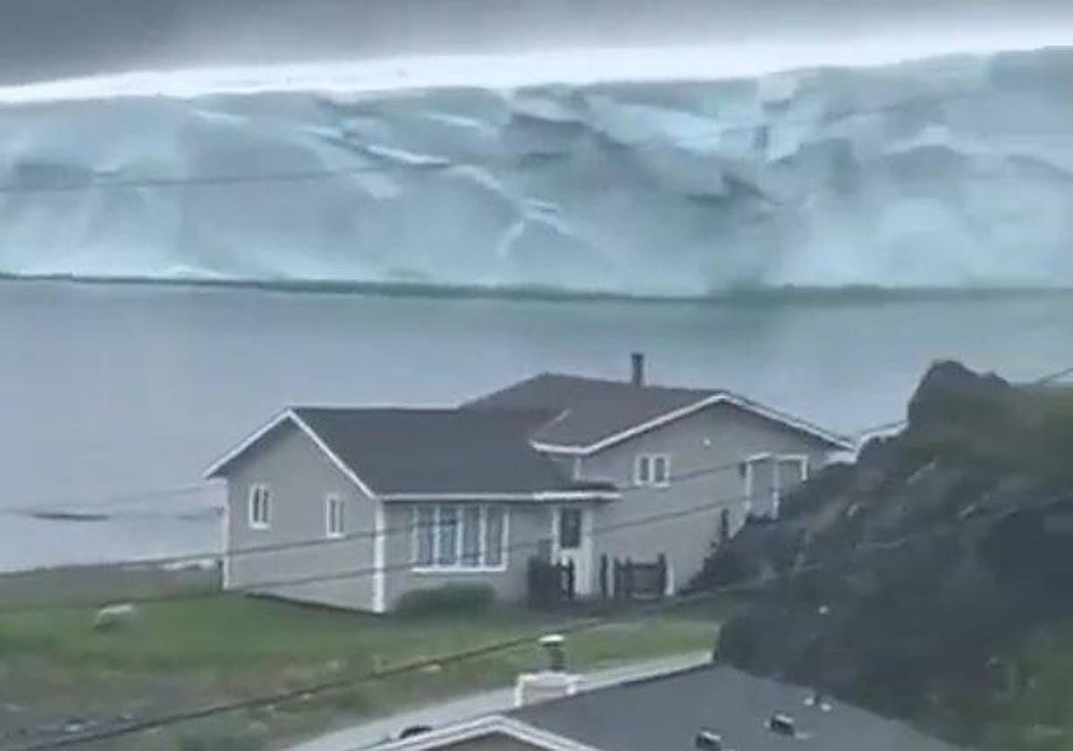 El impresionante bloque de hielo acercándose a las casas