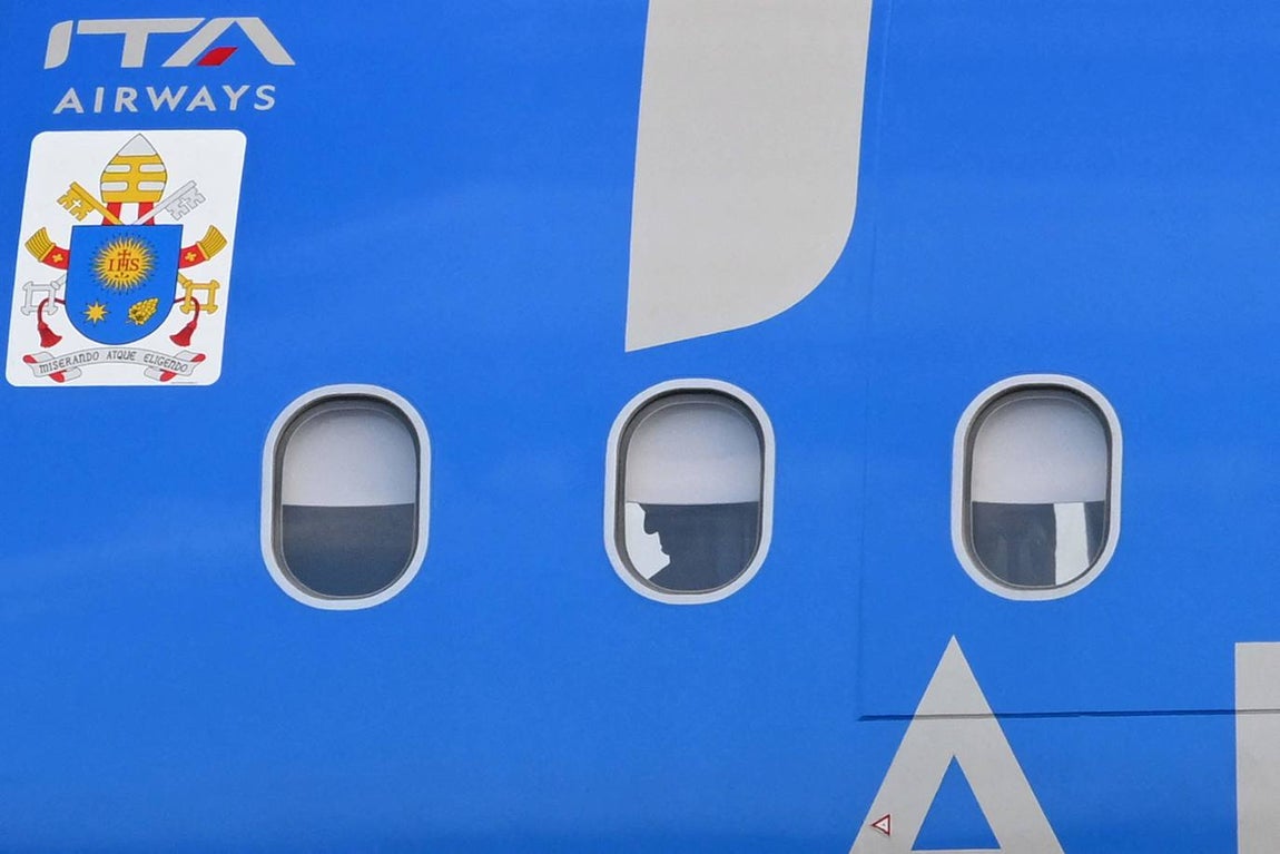 La silueta del rostro del papa Francisco se aprecia en la ventana del avión después de aterrizar en Lisboa, este miércoles, para participar en la Jornada Mundial de la Juventud