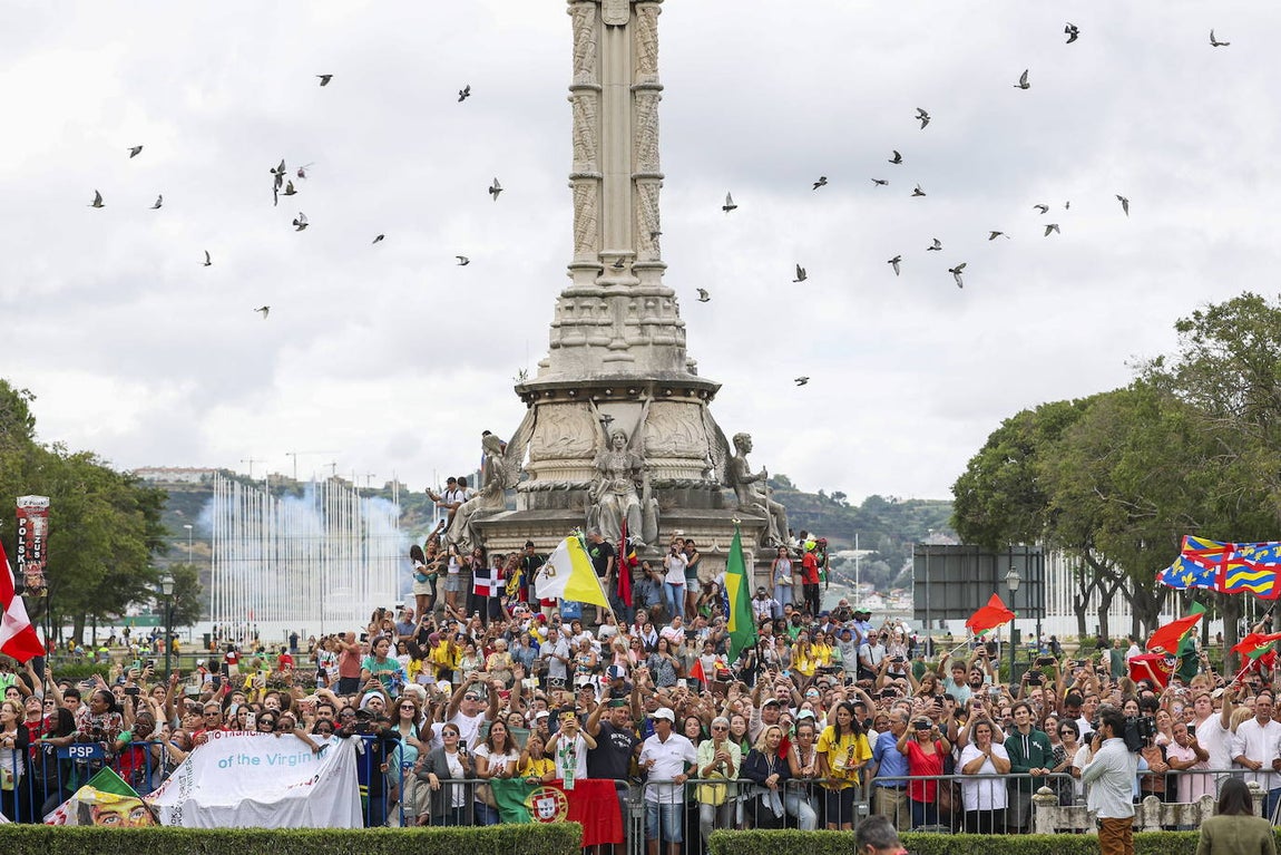 El Papa Francisco es recibido por la multitud a su llegada al Palacio de Belém para ser recibido por el Presidente de Portugal, Marcelo Rebelo de Sousa