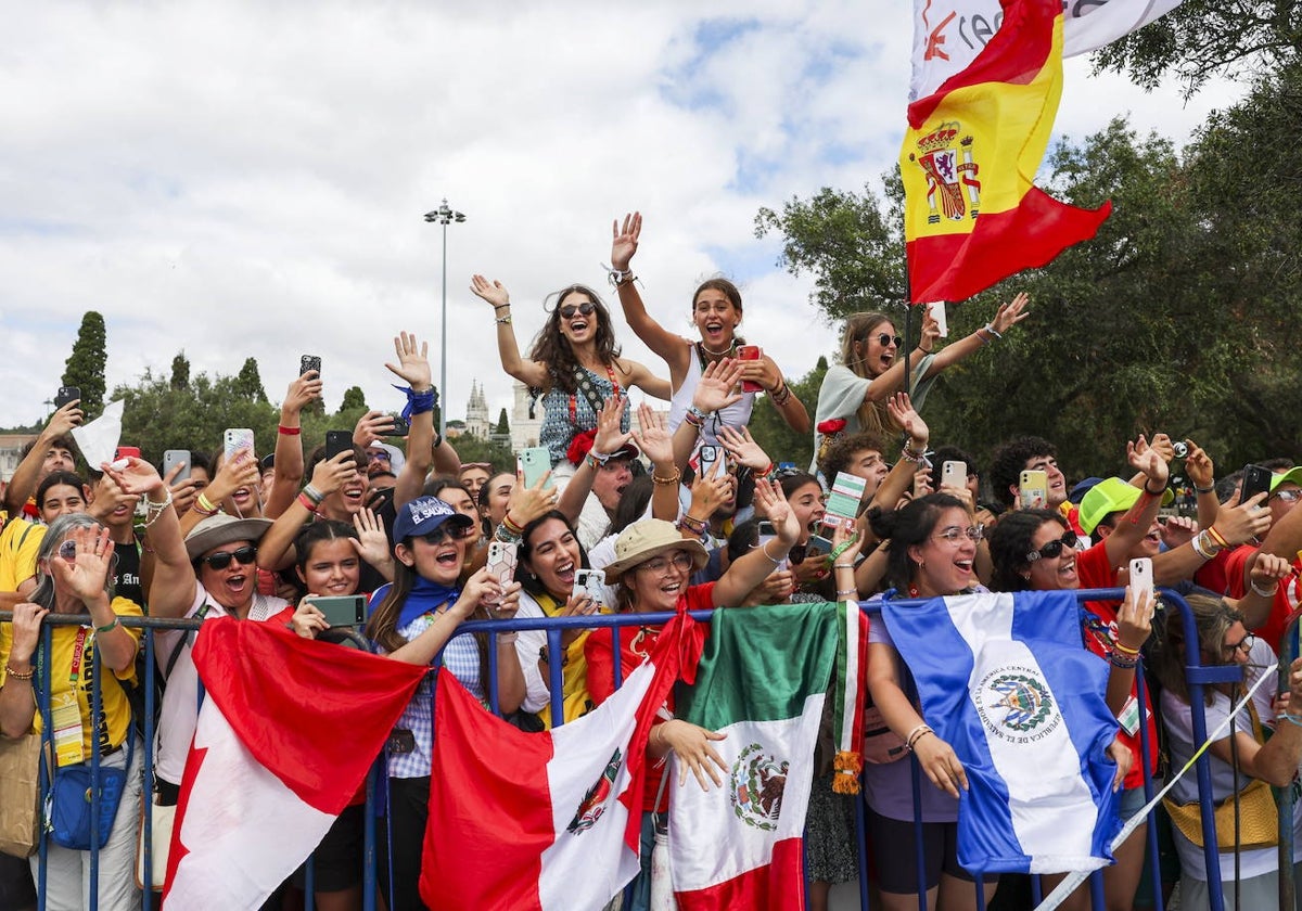 Jóvenes españoles, peruanos, canadienses y mexicanos y salvadoreños han salido a saludar al Papa