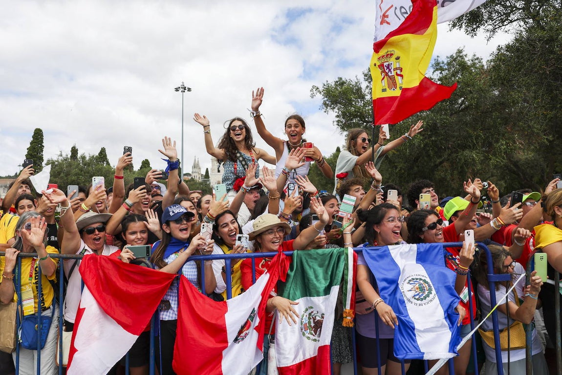 Jóvenes españoles, peruanos, canadienses y mexicanos y salvadoreños han salido a saludar al Papa