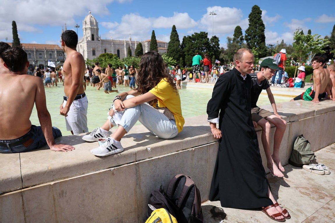 Monjes y peregrinos juegan en una fuente de Belem, Lisboa. El Papa Francisco llegó este miércoles a la ciudad portuguesa para reunirse con un millón de jóvenes de todo el mundo en la Jornada Mundial de la Juventud