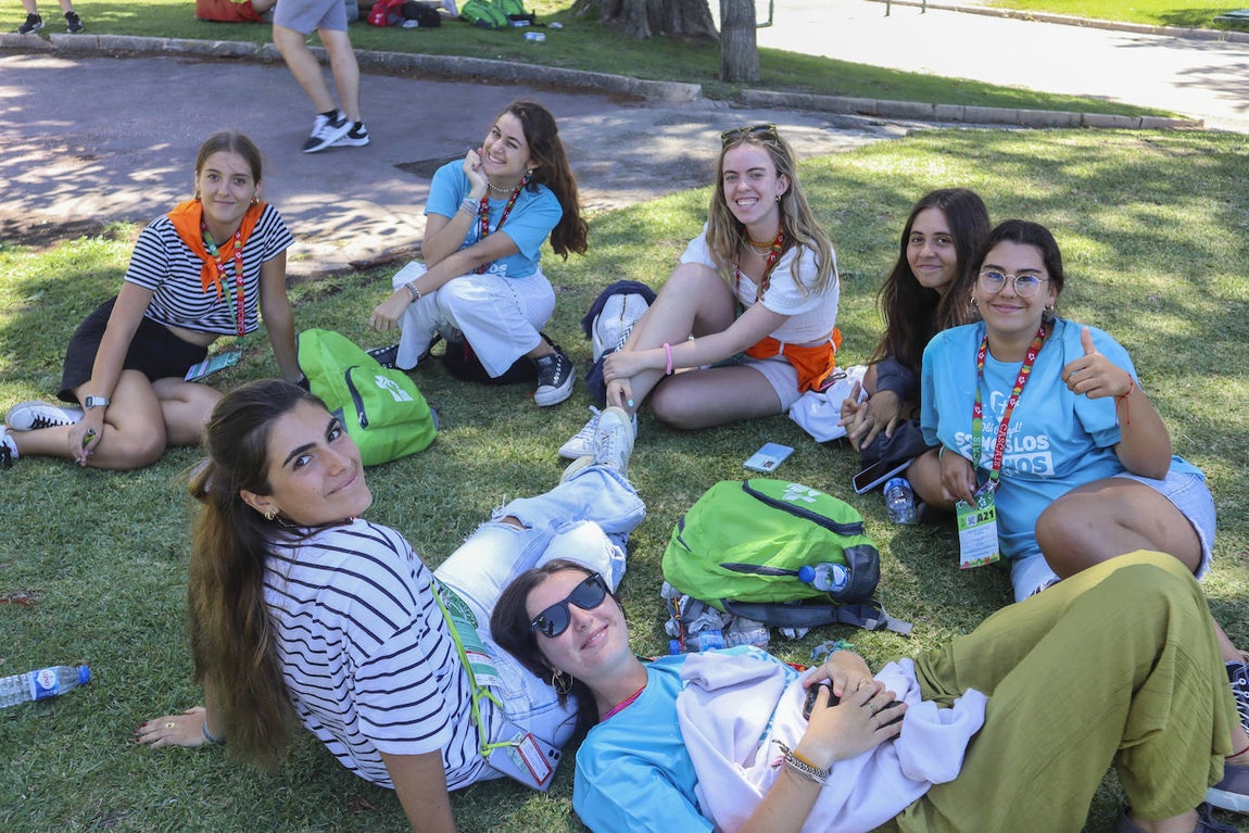 Jóvenes españoles a su llegada a Estoril, Portugal, para participar en la Jornada Mundial de la Juventud