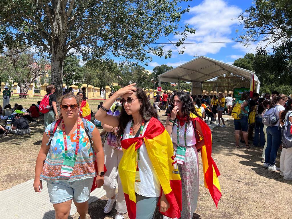 Jóvenes españoles saliendo de la capilla del Santísimo en el Parque del Perdón