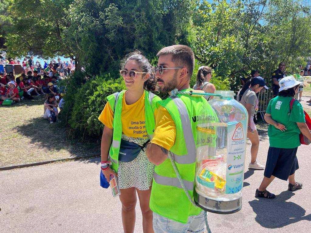Voluntarios recogiendo los plásticos de la zona