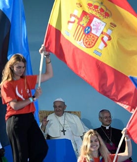 Imagen secundaria 2 - Arriba, el gran escenario desde el que el Papa se dirigido a la multitud. Debajo, dos detalles de la ceremonia, un momento del baile y la llegada de las banderas de los 151 países representados.