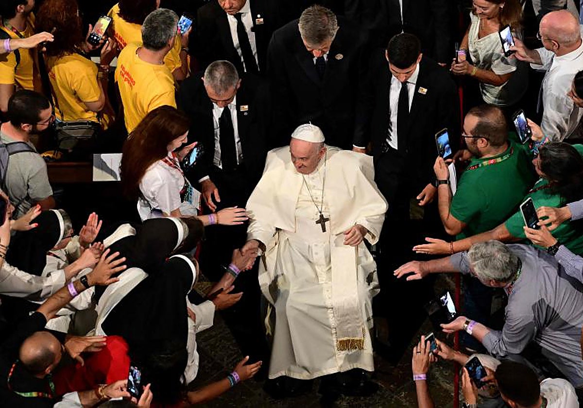 El Papa a su llegada el miércoles al monasterio de los Jerónimos donde condenó los abusos ante obispos, sacerdotes y consagrados
