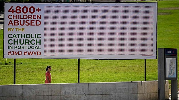 Uno de los carteles que recibieron este miércoles al Papa recordándole las víctimas de abusos en la Iglesia portuguesa