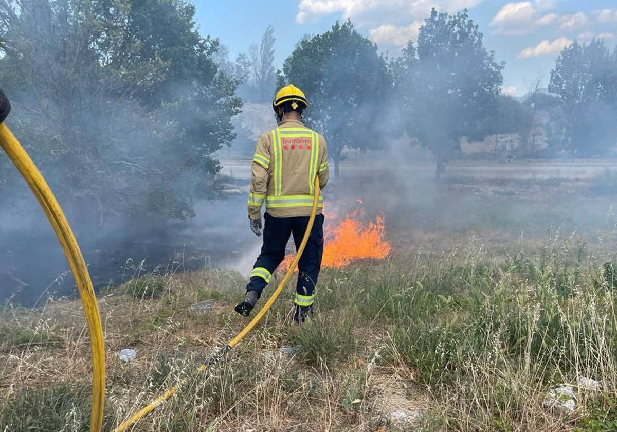 Un incendio en Figueres (Gerona) obliga a confinar una zona urbana