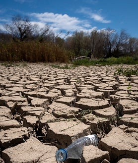 Imagen secundaria 2 - Estado del embalse de Darnius Boadella (Gerona). Abajo a la derecha, el río Muga a su paso por Peralada (Gerona), presentaba ayer viernes este aspecto debido a la sequía y la falta de lluvias en Cataluña desde finales del 2021