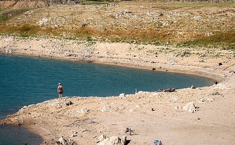 Imagen principal - Estado del embalse de Darnius Boadella (Gerona). Abajo a la derecha, el río Muga a su paso por Peralada (Gerona), presentaba ayer viernes este aspecto debido a la sequía y la falta de lluvias en Cataluña desde finales del 2021