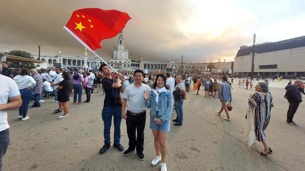 Jóvenes en el estadio de Fátima, donde el Papa ha rezado un rosario junto a miles de personas
