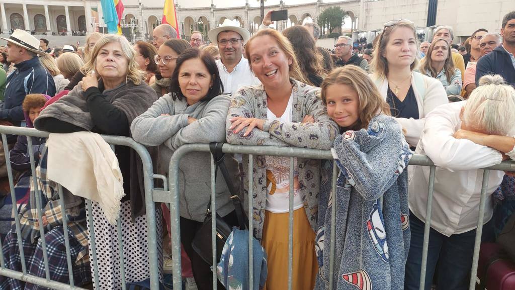Jóvenes en el estadio de Fátima, donde el Papa ha rezado un rosario junto a miles de personas