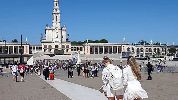 Cientos de jóvenes en el Santuario de Fátima, que ha visitado este sábado un Papa por séptima vez