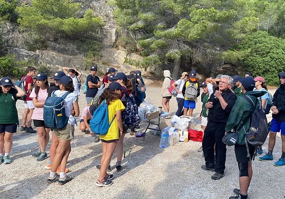 Los jóvenes barceloneses escuchan las indicaciones de mossèn Ferran Lorda en un alto en el camino