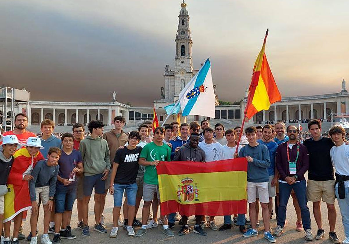 Un grupo de jóvenes españoles en la ciudad Fátima