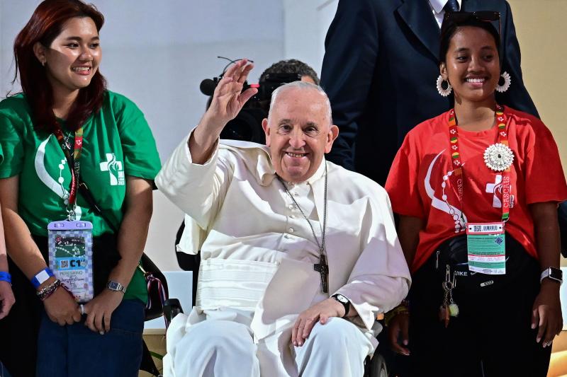 El Papa Francisco saluda a los asistentes a la Vigilia de la JMJ 2023.