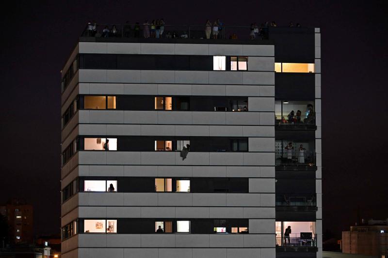 Varios grupos de personas asisten a la Vigilia de la JMJ presidida por el Papa Francisco en el Parque Tejo desde sus hogares.