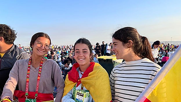 Ana, Marta y Lucía, las jóvenes sevillanas de Equipos de Nuestra Señora que se han acercado hasta el altar para ver al Papa