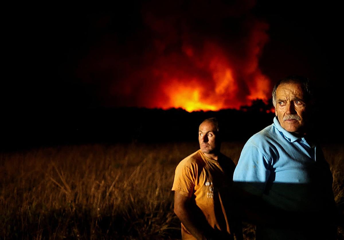 Gente ante el fuego en Aljezur, Portugal