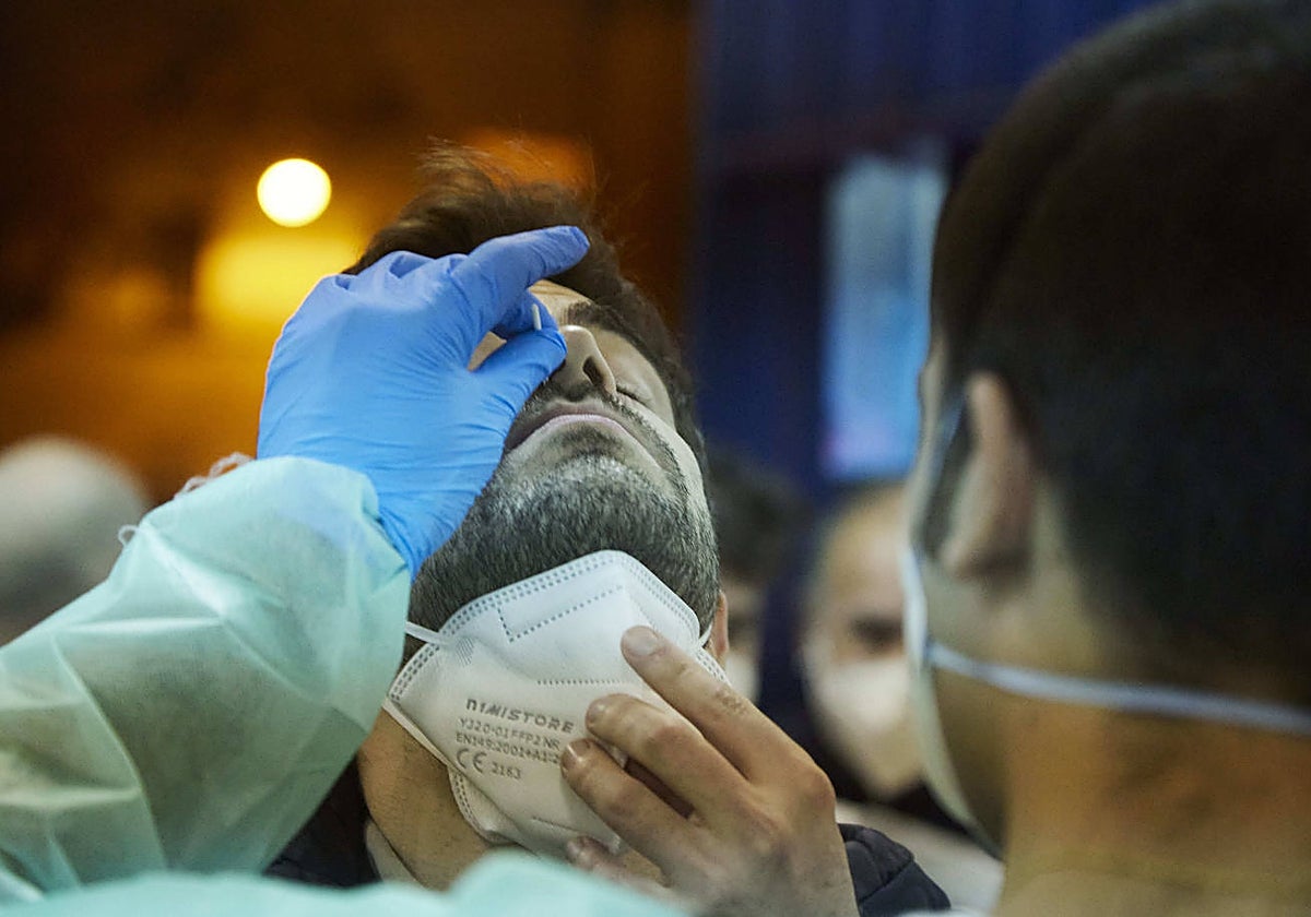 Un hombre se somete a una prueba PCR