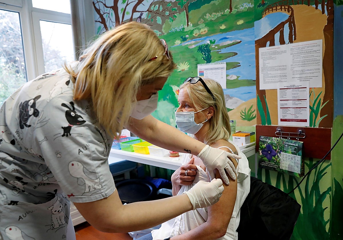 Una enfermera inyecta la vacuna de Pfizer/BionTech a una paciente