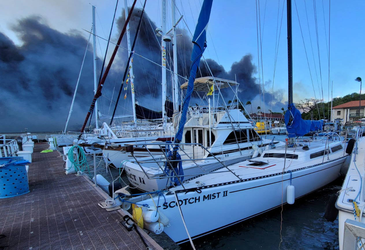 El humo ondea cerca de los barcos atracados en Lahaina
