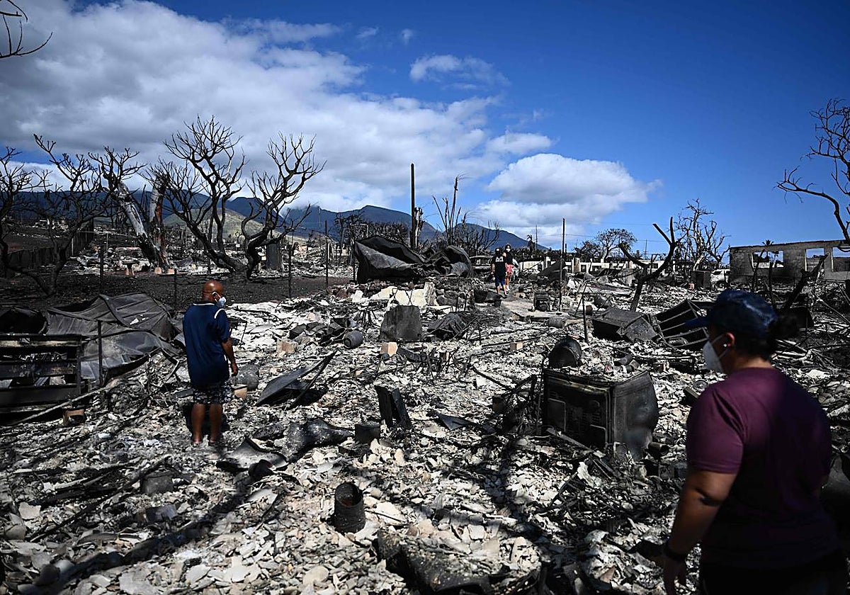 Los incendios forestales provocados por los fuertes vientos azotan la isla hawaiana de Maui