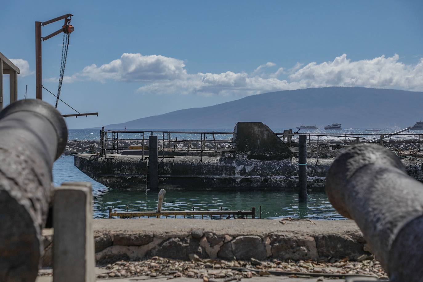 Barcazas quemadas frente al mar