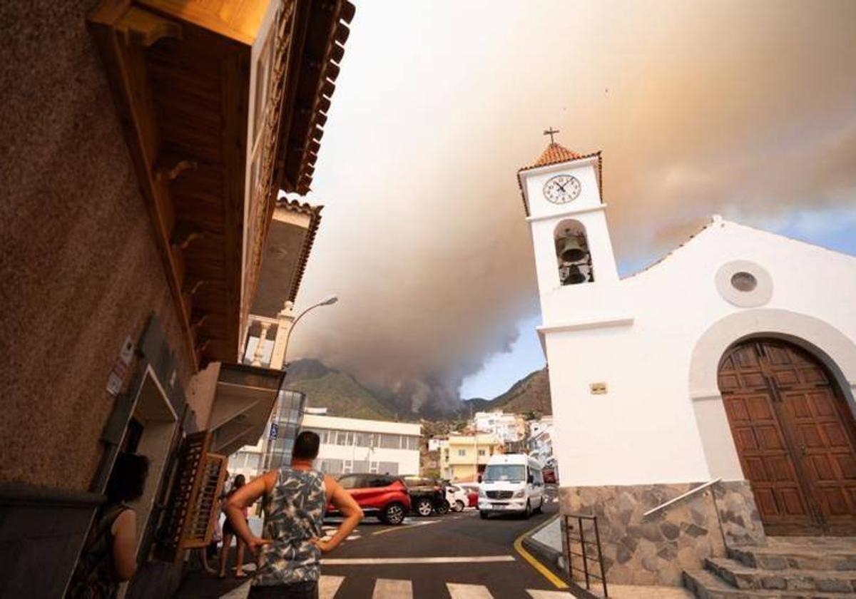 Vecinos del municipio de Candelaria (Tenerife) contemplando las llamas del incendio declarado este martes