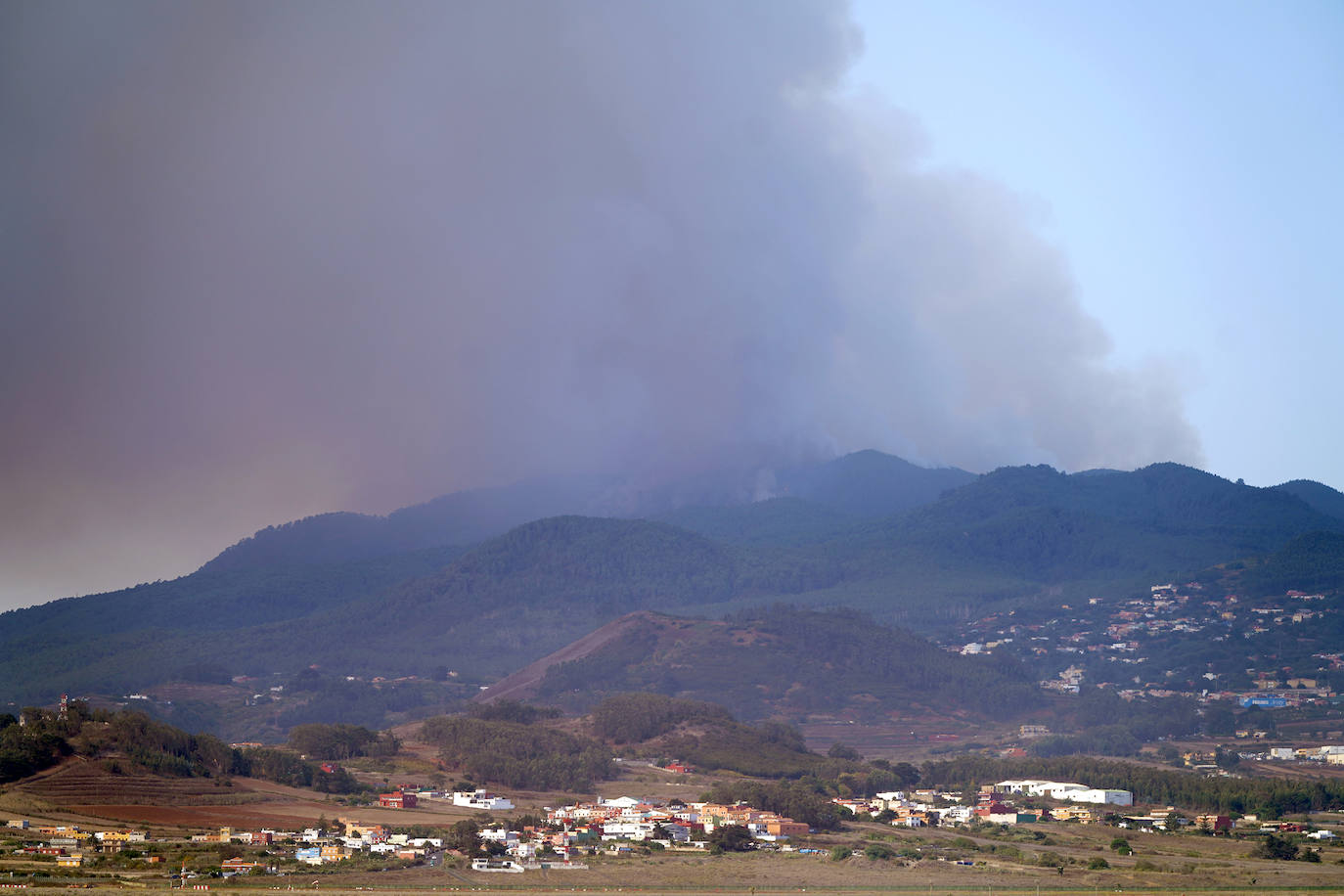 Columna de humo provocado por un incendio forestal vista desde San Cristóbal de La Laguna,