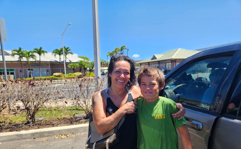 Imagen principal - Tanya Upunui y su hijo vecinos de Lahaina escaparon de las llamas. Kole Kalekhi, uno de los muchos voluntarios que se han volcado en la ayuda a las víctimas