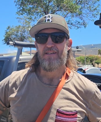 Imagen secundaria 2 - Tom Napoli y su mujer Mona, que hueron de casa con lo puesto / Los españoles Marc y Malena, que se encontraban de vacaciones en Hawai y ahora trabajan como voluntarios / Jeremy Baldwin, propietario de una casa que ha quedado calcinada