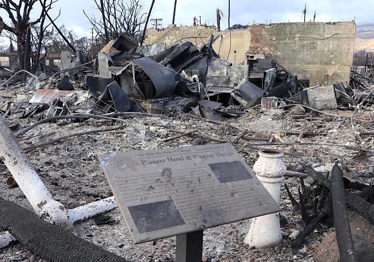 Un letrero en el sitio del Pioneer Hotel y Pioneer Theatre destruidos en Lahaina