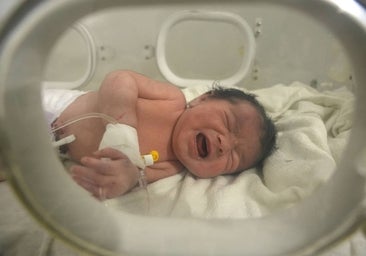 El cierre de una clínica ilegal de vientres de alquiler en Grecia deja a gestantes en la calle y recién nacidos sin hogar